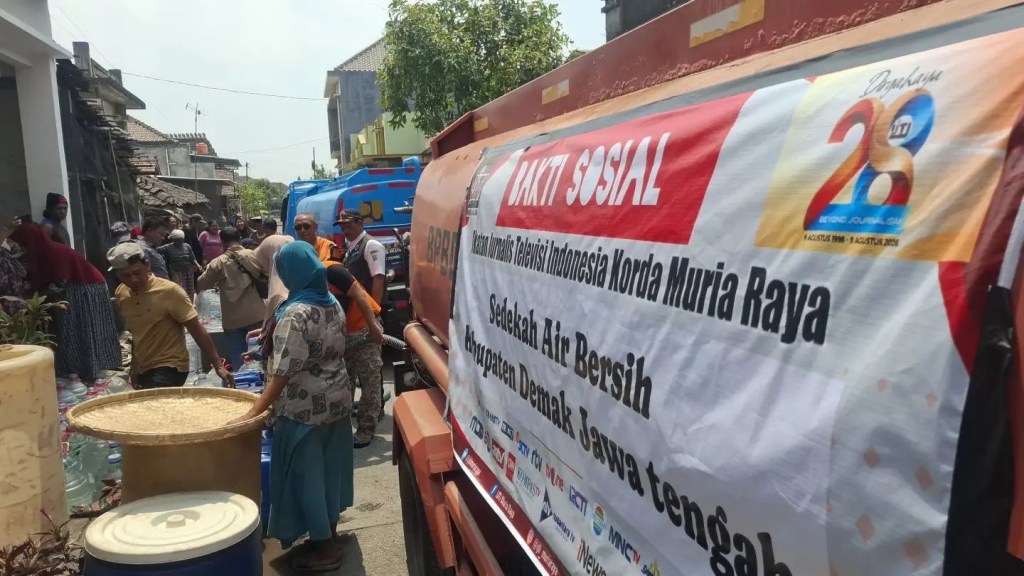 Jurnalis TV Peduli Kekeringan, IJTI Muria Raya Salurkan Air Bersih di&nbsp;Demak